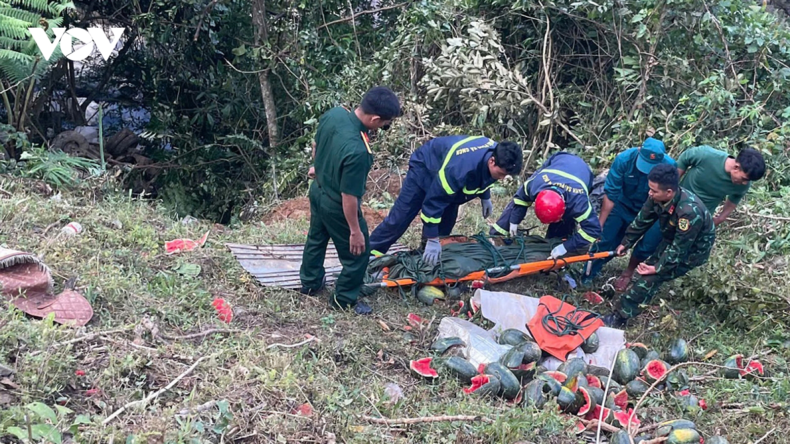 Xe tải lao xuống vực làm 3 người thương vong