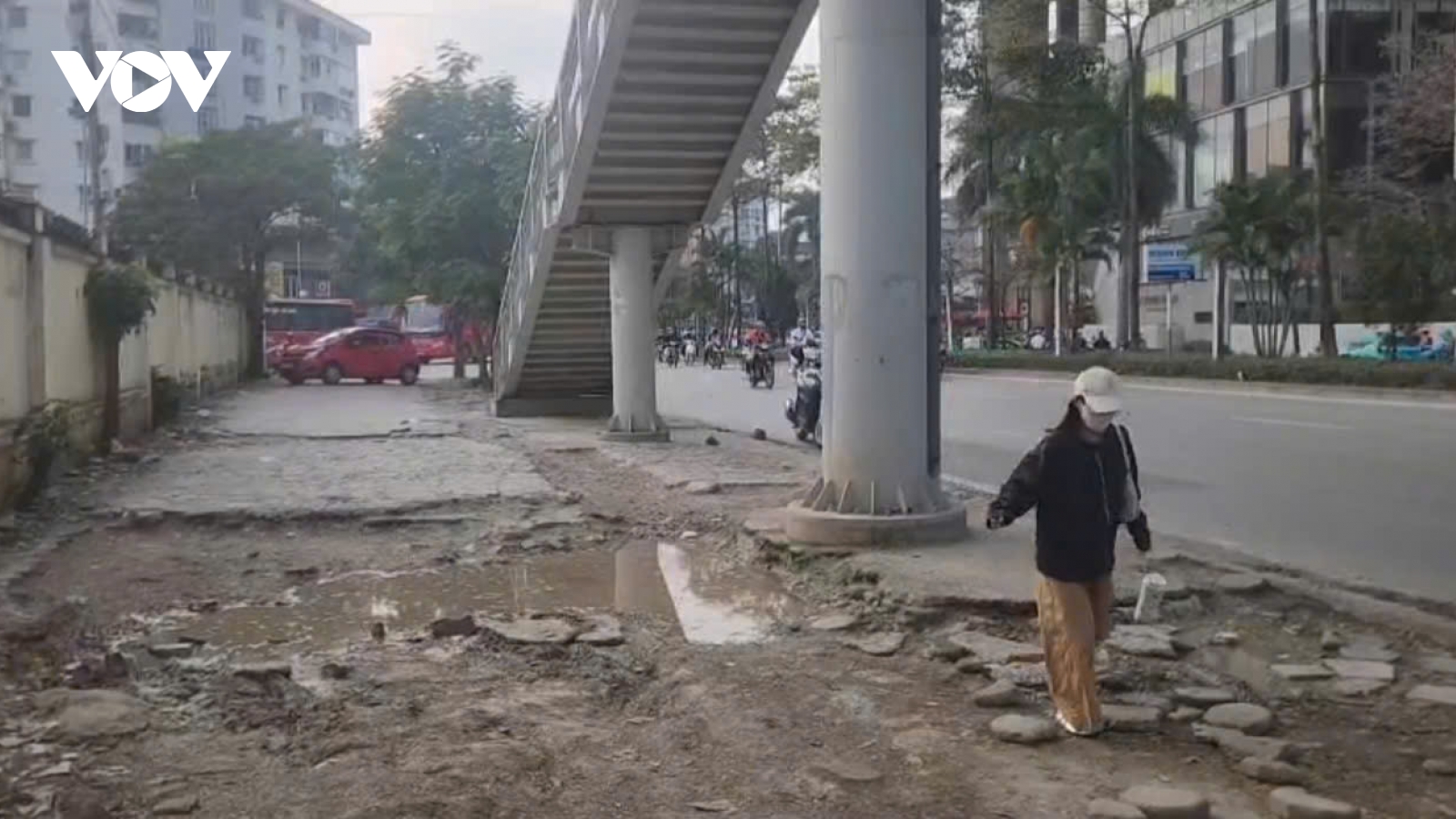 Một số vỉa hè ở Hà Nội xuống cấp nghiêm trọng, tiềm ẩn tai nạn cho người đi bộ