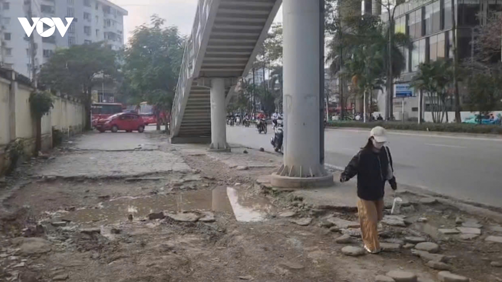 Một số vỉa hè ở Hà Nội xuống cấp nghiêm trọng, tiềm ẩn tai nạn cho người đi bộ