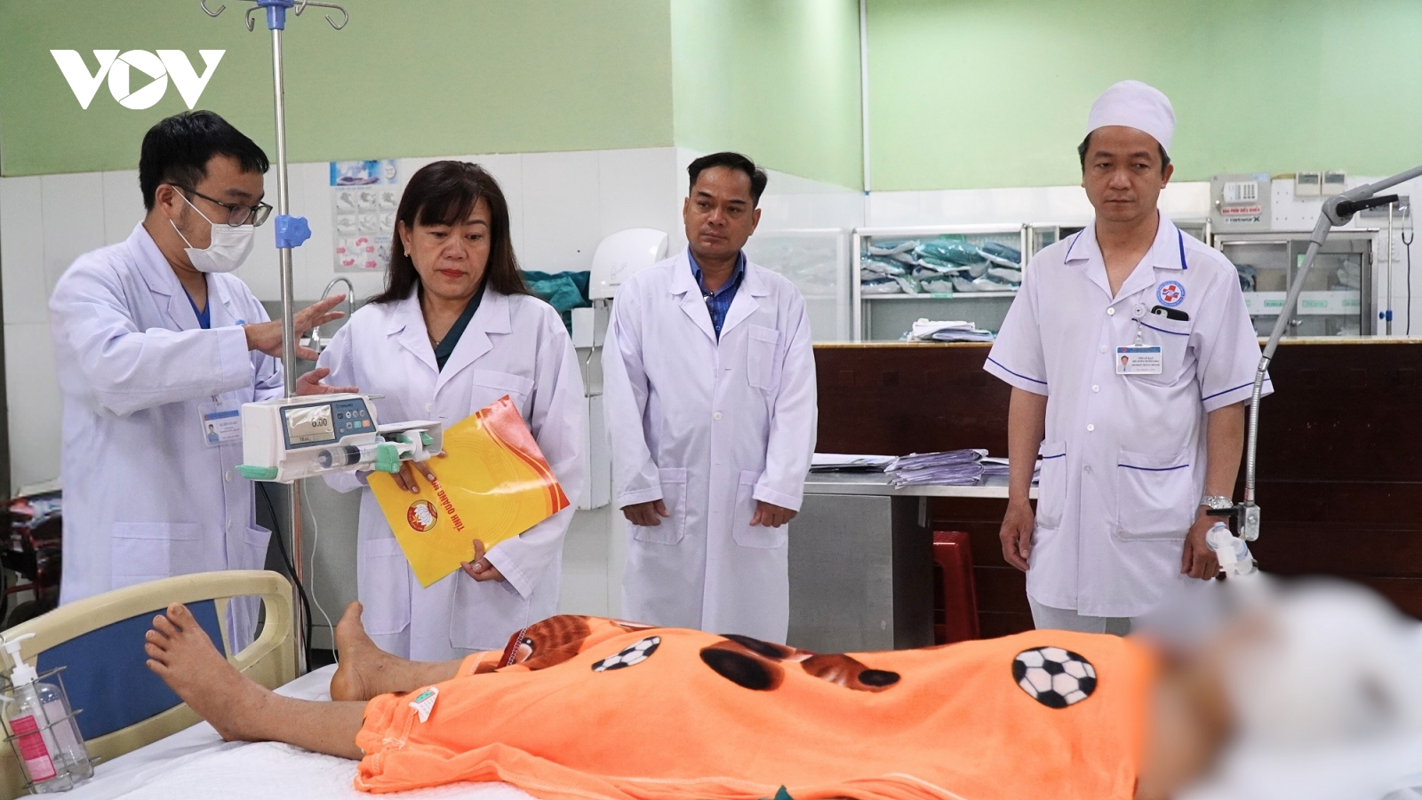 Hỗ trợ các nạn nhân bị thương trong vụ sạt lở đất tại xã Ba Vinh (Quảng Ngãi)