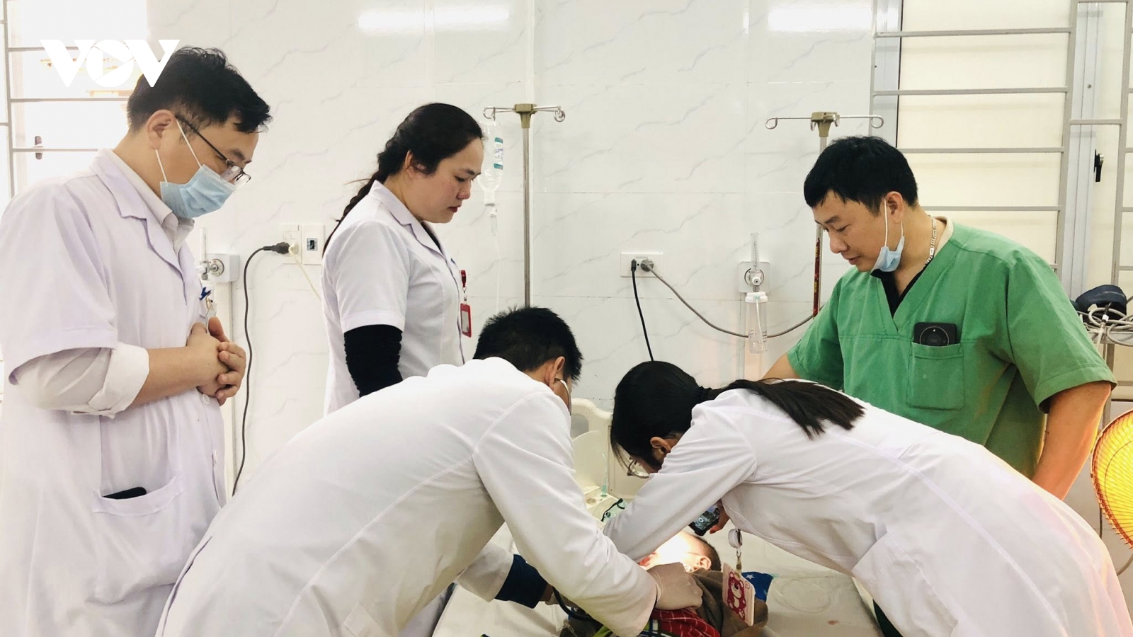 Cứu thành công bé trai 27 tháng tuổi ngừng thở do hóc hạt nhãn