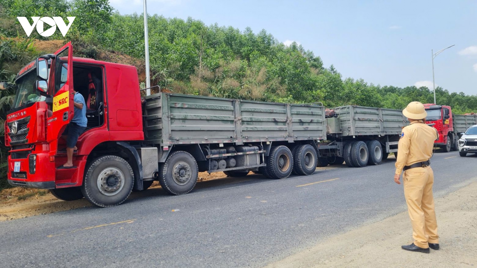 Xe chở than gây bất an cho người đi đường trên Quốc lộ 49 ở Huế