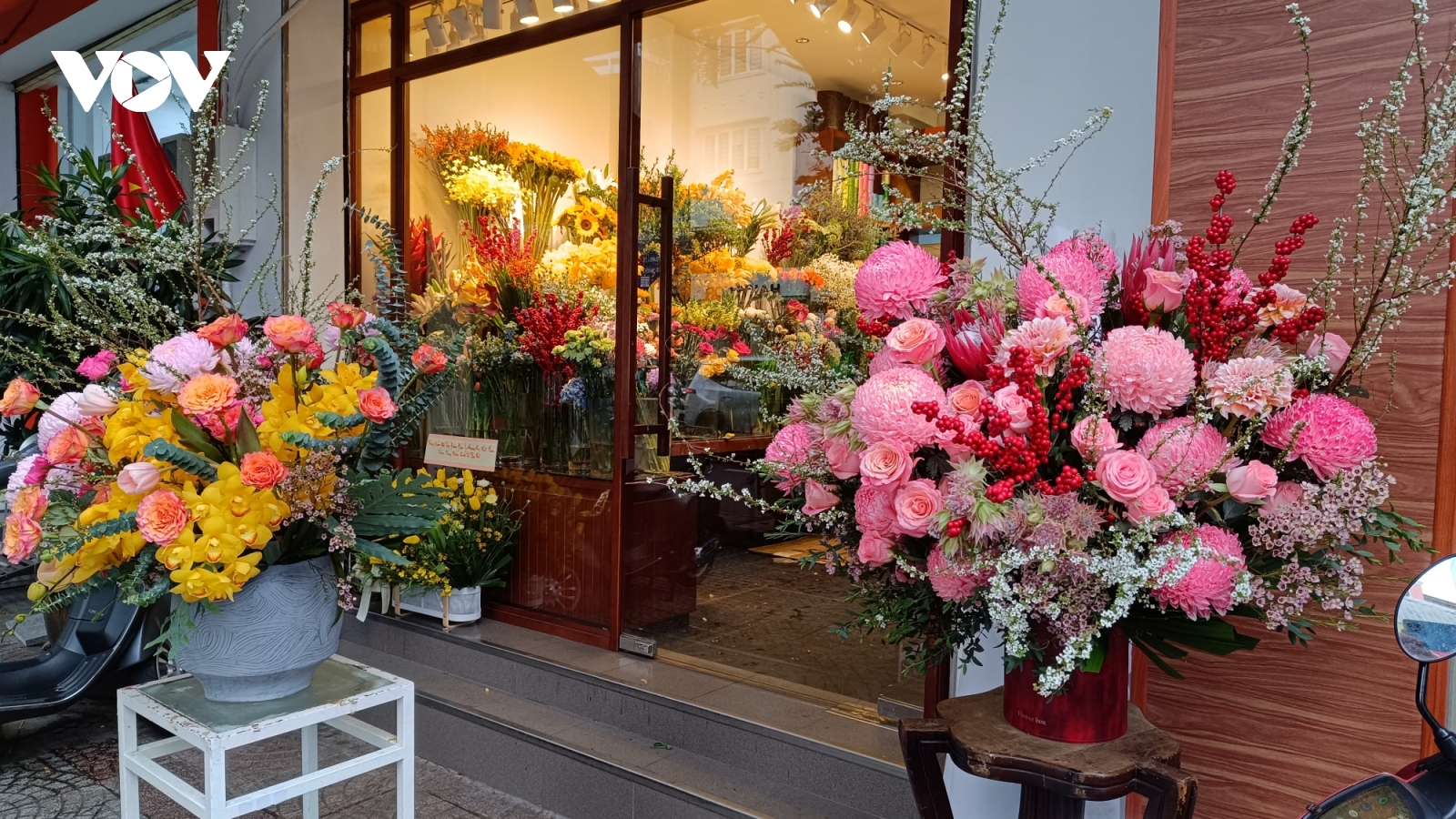 Thị trường hoa, quà tặng sôi động trước ngày 8/3 tại TPHCM