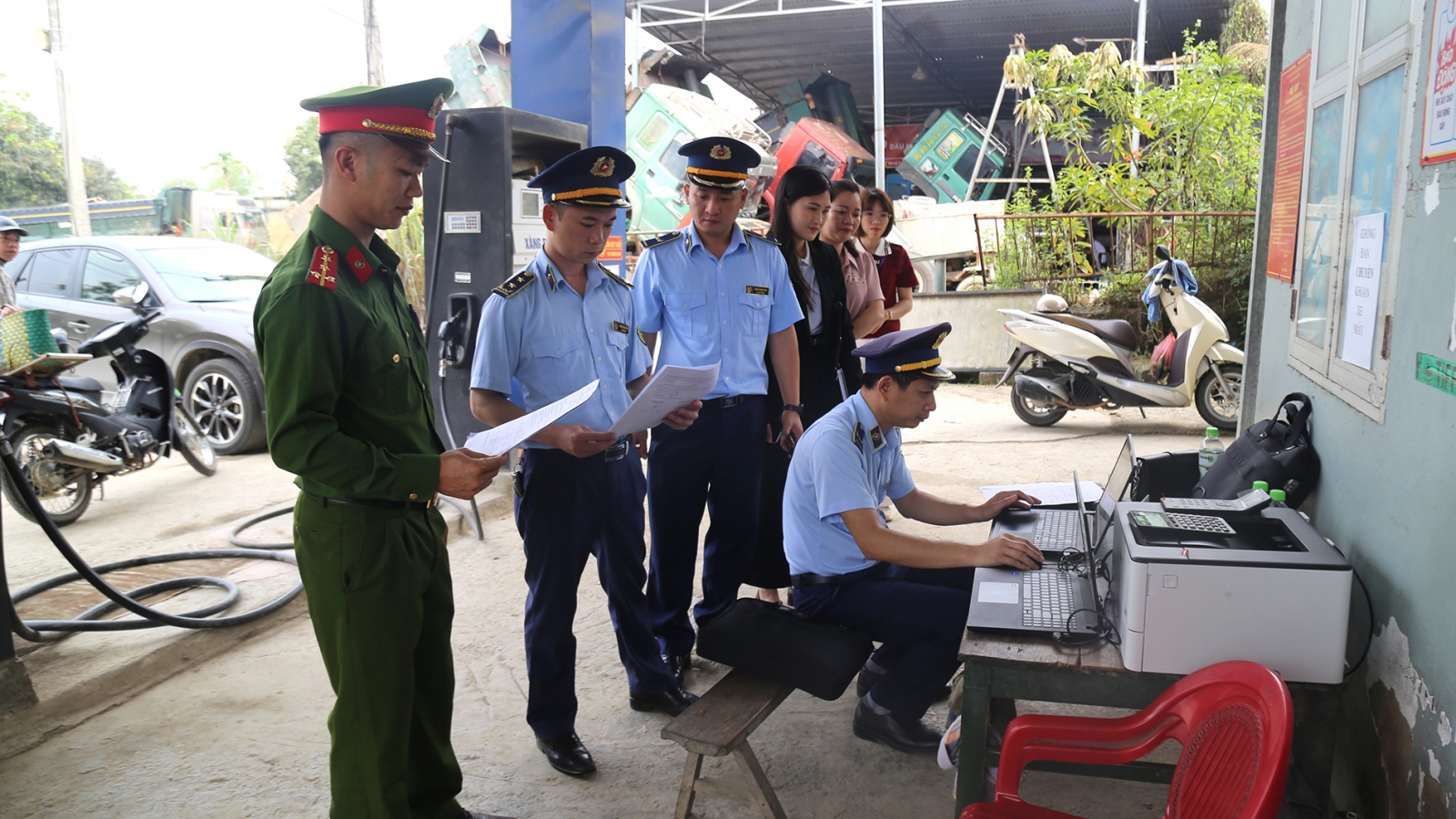 Xử phạt 1 cơ sở xăng dầu ở Cao Bằng treo biển "hết xăng" khi vẫn còn hàng