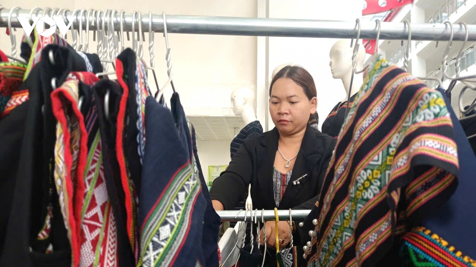 Ka Thuân Minz dệt giấc mơ thời trang từ thổ cẩm