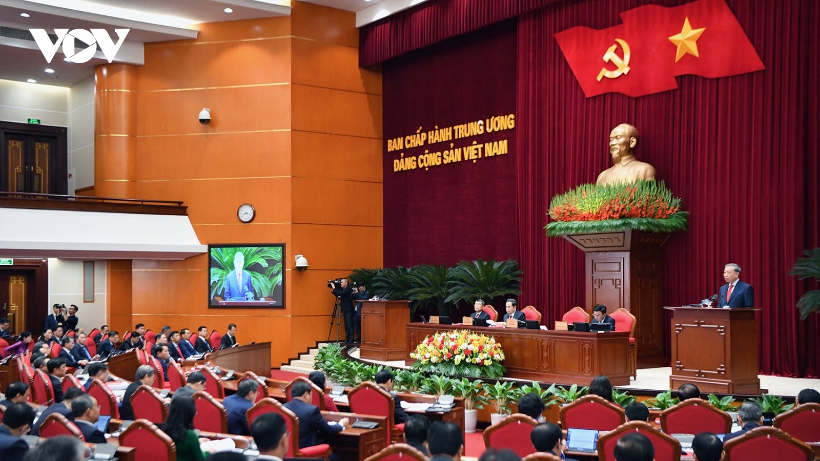 Thông cáo báo chí về ngày làm việc thứ nhất Hội nghị Trung ương lần thứ hai