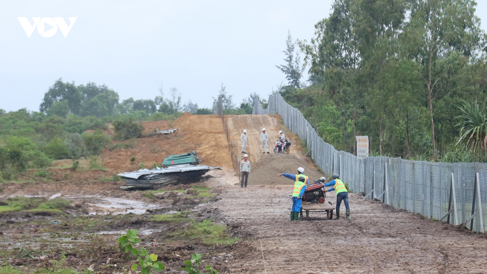 Vận động người dân không cản trở thi công mở rộng Nhà máy Lọc dầu Dung Quất