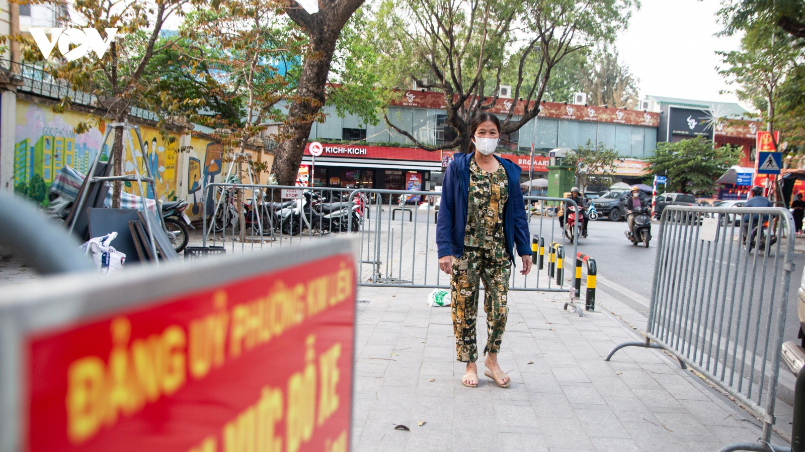 Lập rào chắn xe leo lên vỉa hè, lấy lại không gian cho người đi bộ