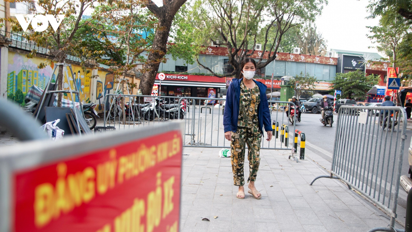 Lập rào chắn xe leo lên vỉa hè, lấy lại không gian cho người đi bộ