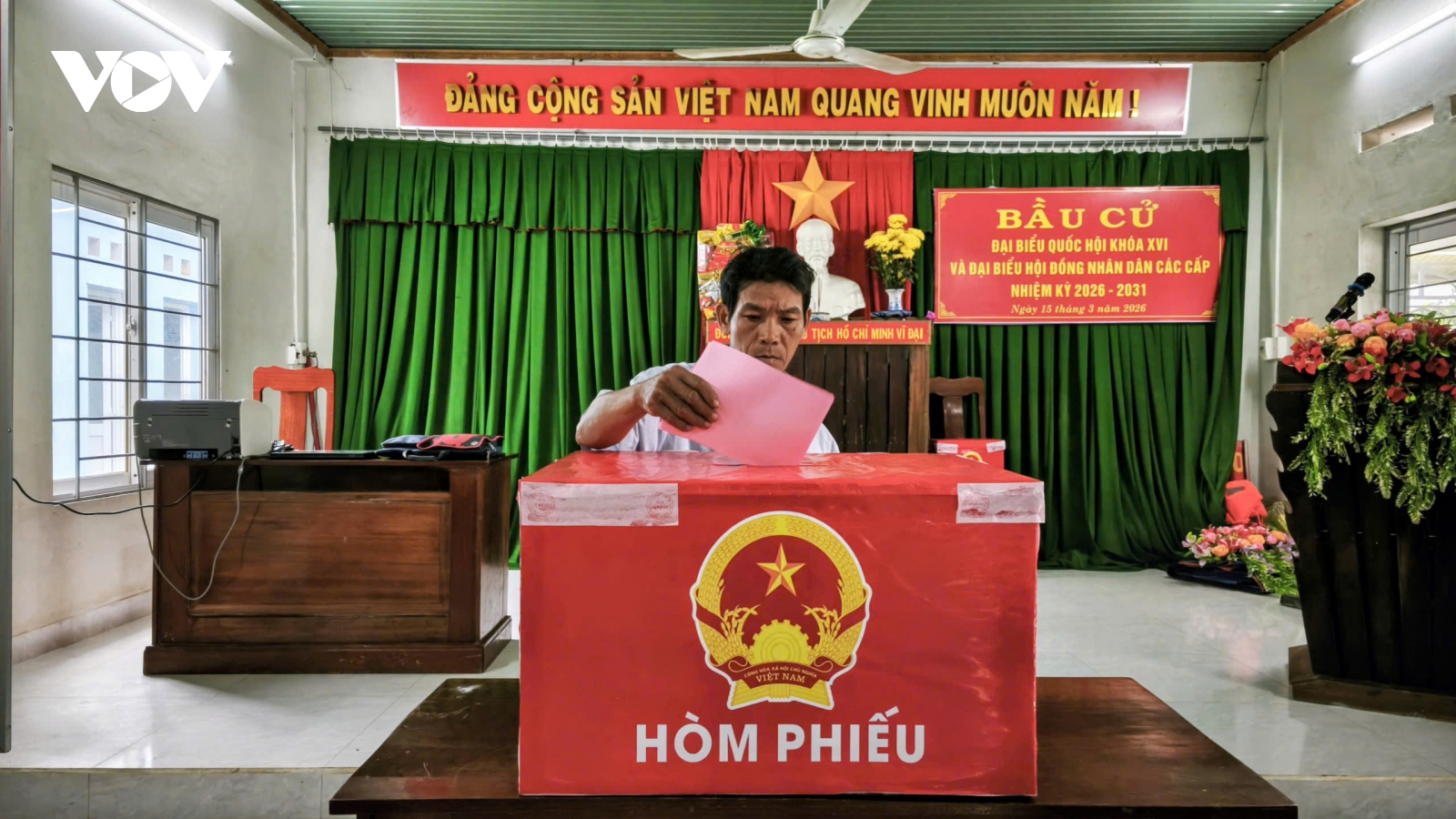 Sau trận lũ lịch sử, cử tri rốn lũ Hòa Thịnh (Đắk Lắk) rộn ràng đi bầu cử