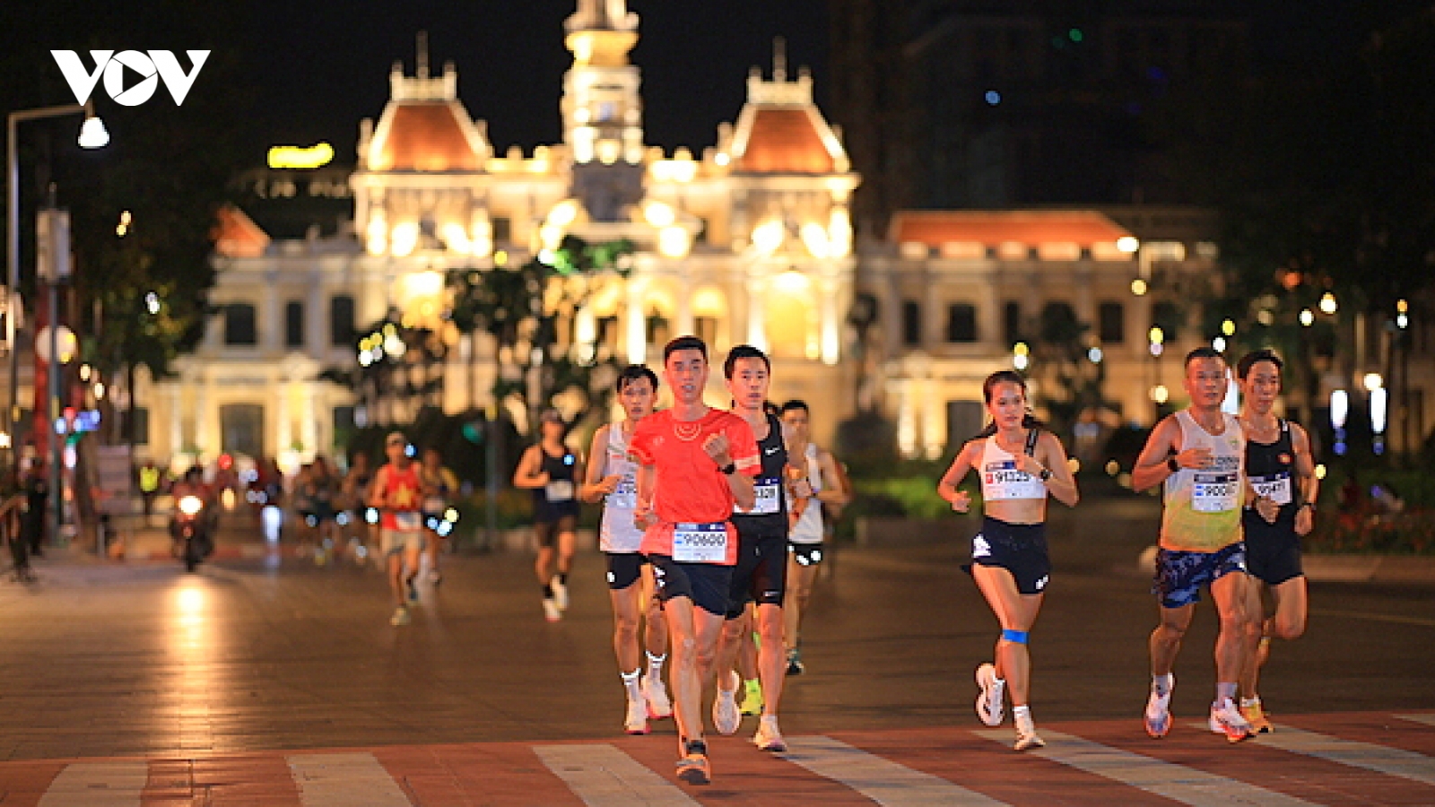 Hơn 13.000 runner dự giải chạy đêm VnExpress Marathon Ho Chi Minh City Midnight