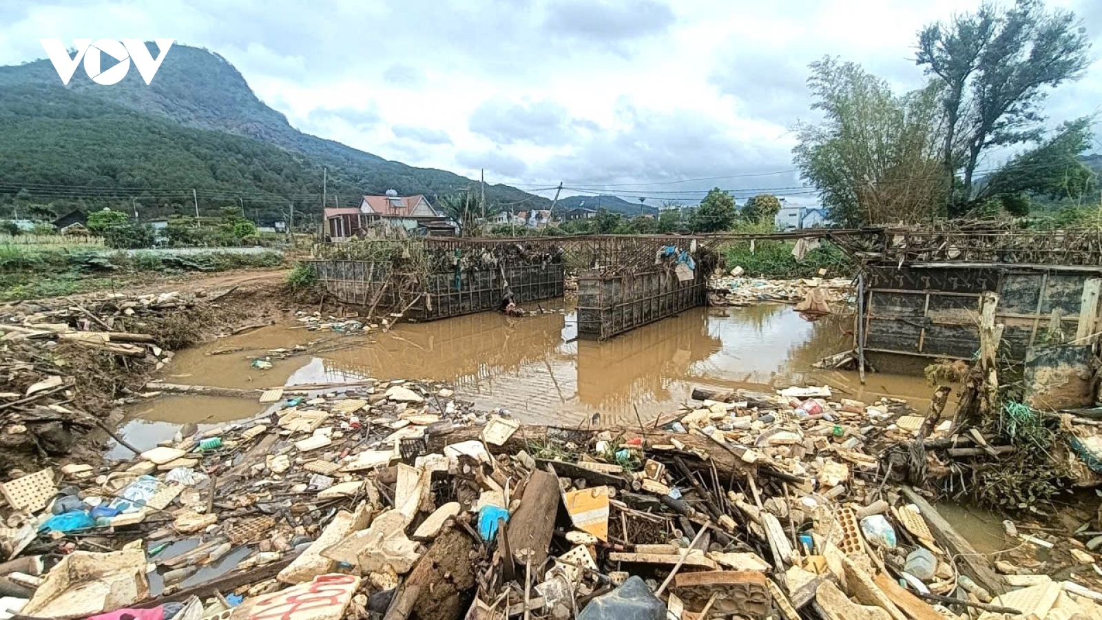 Dự án 48 tỷ bỏ hoang gây khó khăn đi lại, người dân Lâm Đồng mong sớm xử lý