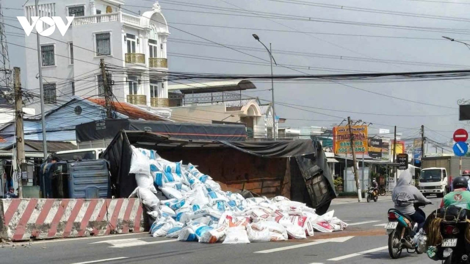 Tránh xe đạp điện, ô tô tải lật ngang trên đường quốc lộ ở Đồng Tháp