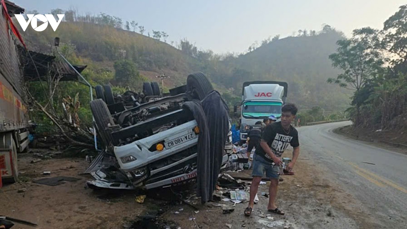 Xe tải mất lái trên Quốc lộ 6 làm 3 người bị thương