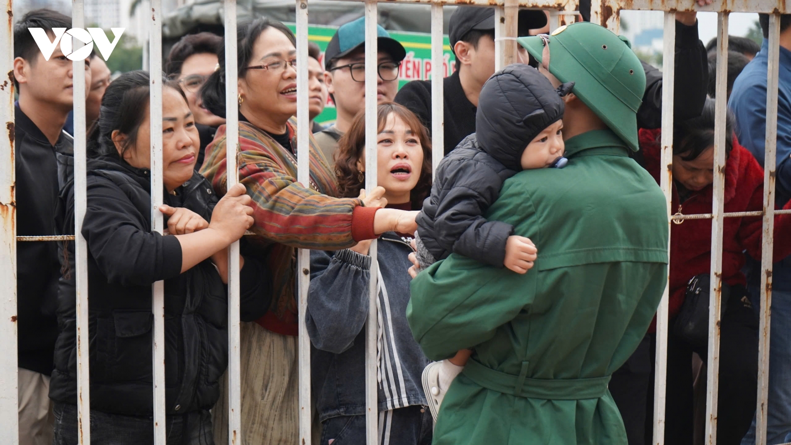 Xúc động khoảnh khắc tiễn con lên đường nhập ngũ tại Mỹ Đình