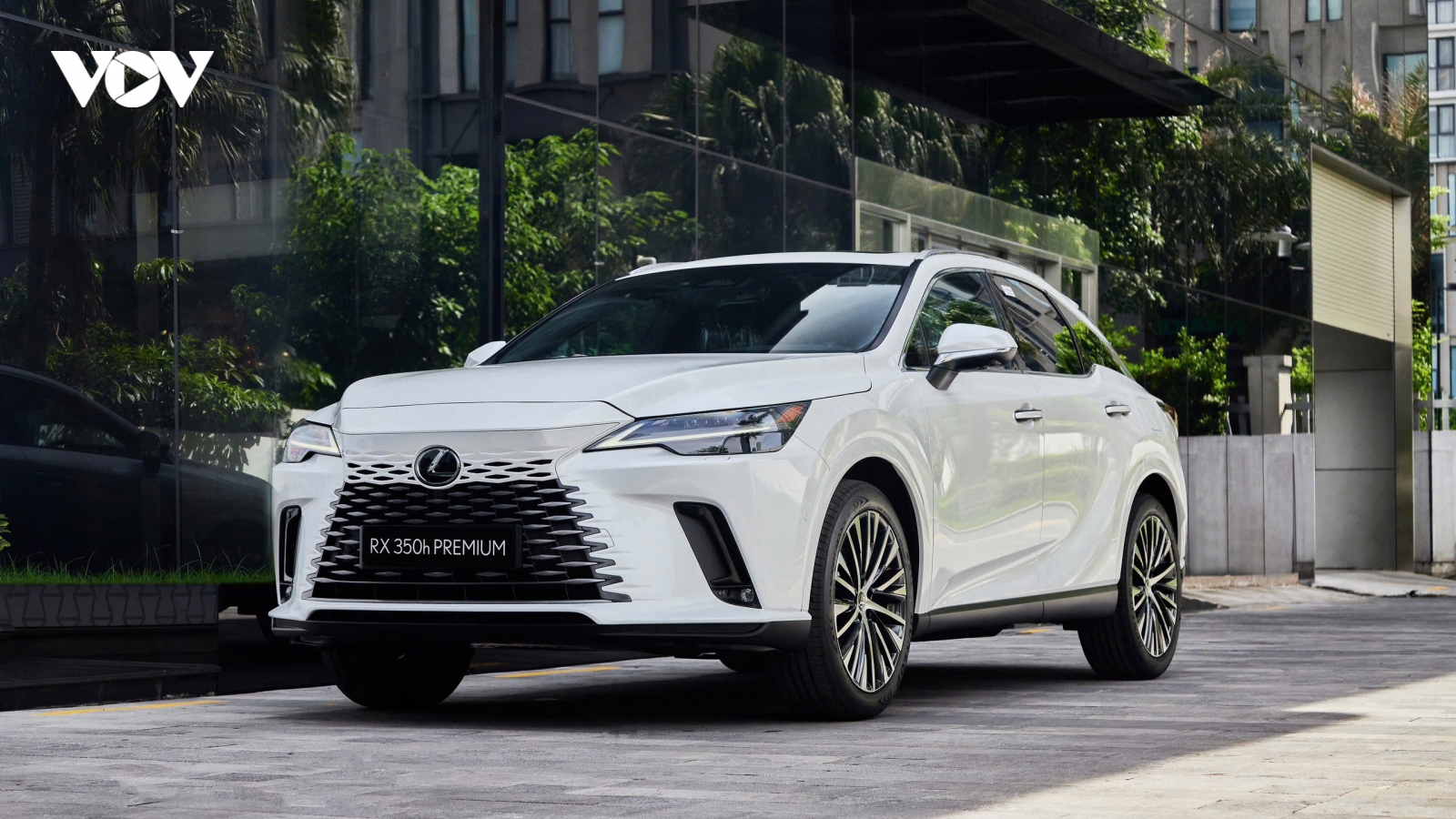 Lexus thẳng tay hạ giá loạt xe Hybrid tới 330 triệu đồng