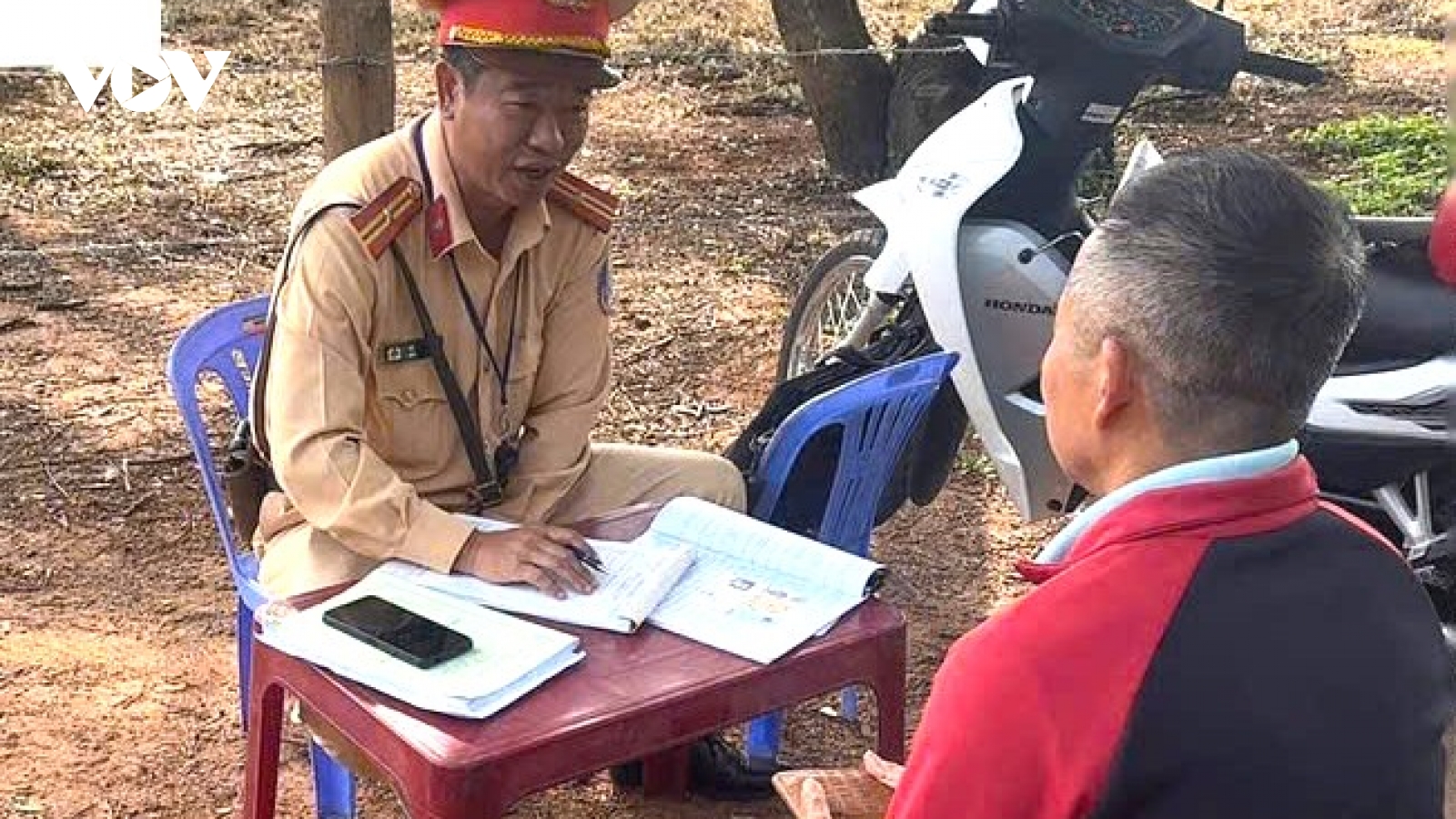 Xử phạt tài xế chở người đứng trên thùng xe khi xe đang chạy