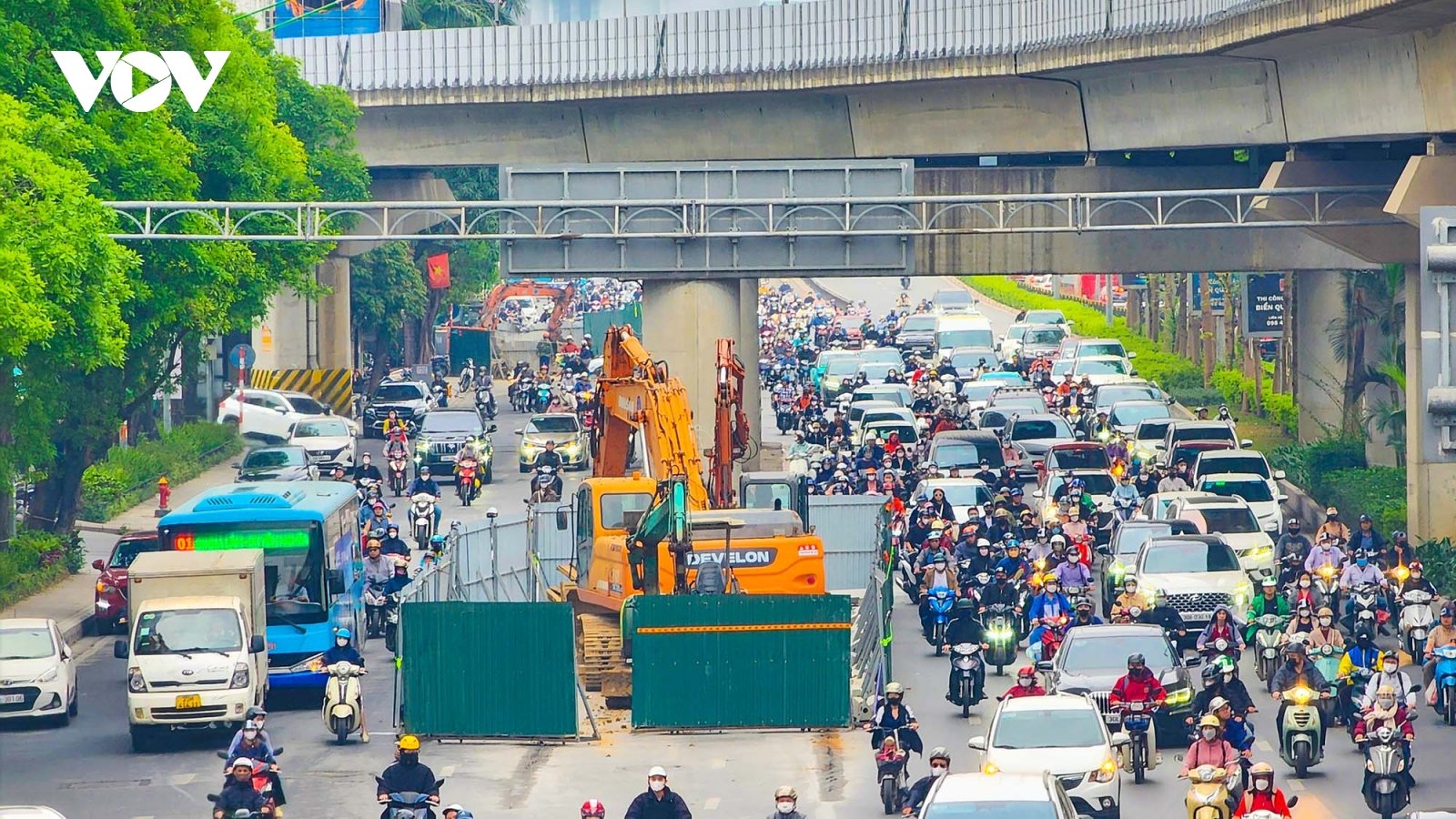 Vì sao Hà Nội dựng "lô cốt" ở hàng loạt tuyến đường gây ùn ứ giao thông?