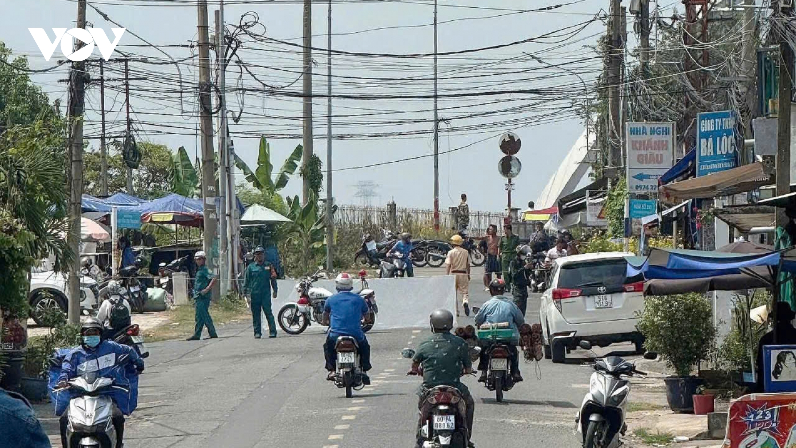 Sà lan va chạm cầu Ghềnh ở Đồng Nai, đường sắt Bắc - Nam gián đoạn