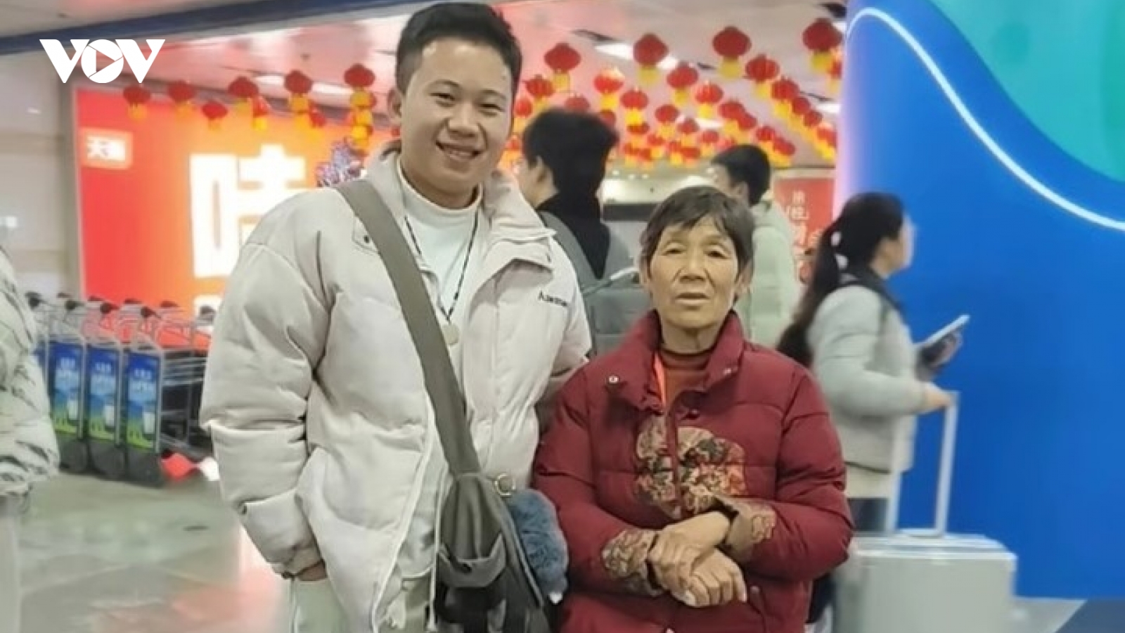 Mẹ vợ mù chữ lần đầu đi máy bay, chàng rể làm điều này khiến mạng xã hội xúc động