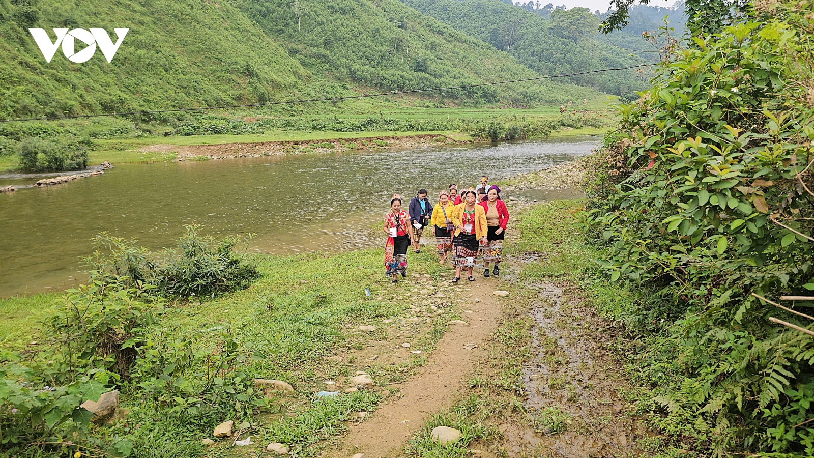 Cử tri vượt suối băng rừng tham dự ngày hội bầu cử sớm tại Nghệ An