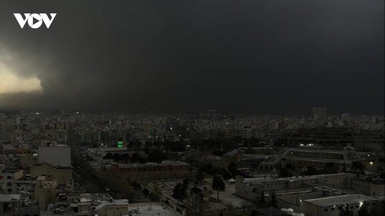 “Mưa đen” trút xuống Tehran sau các cuộc tấn công của Israel vào cơ sở dầu mỏ Iran