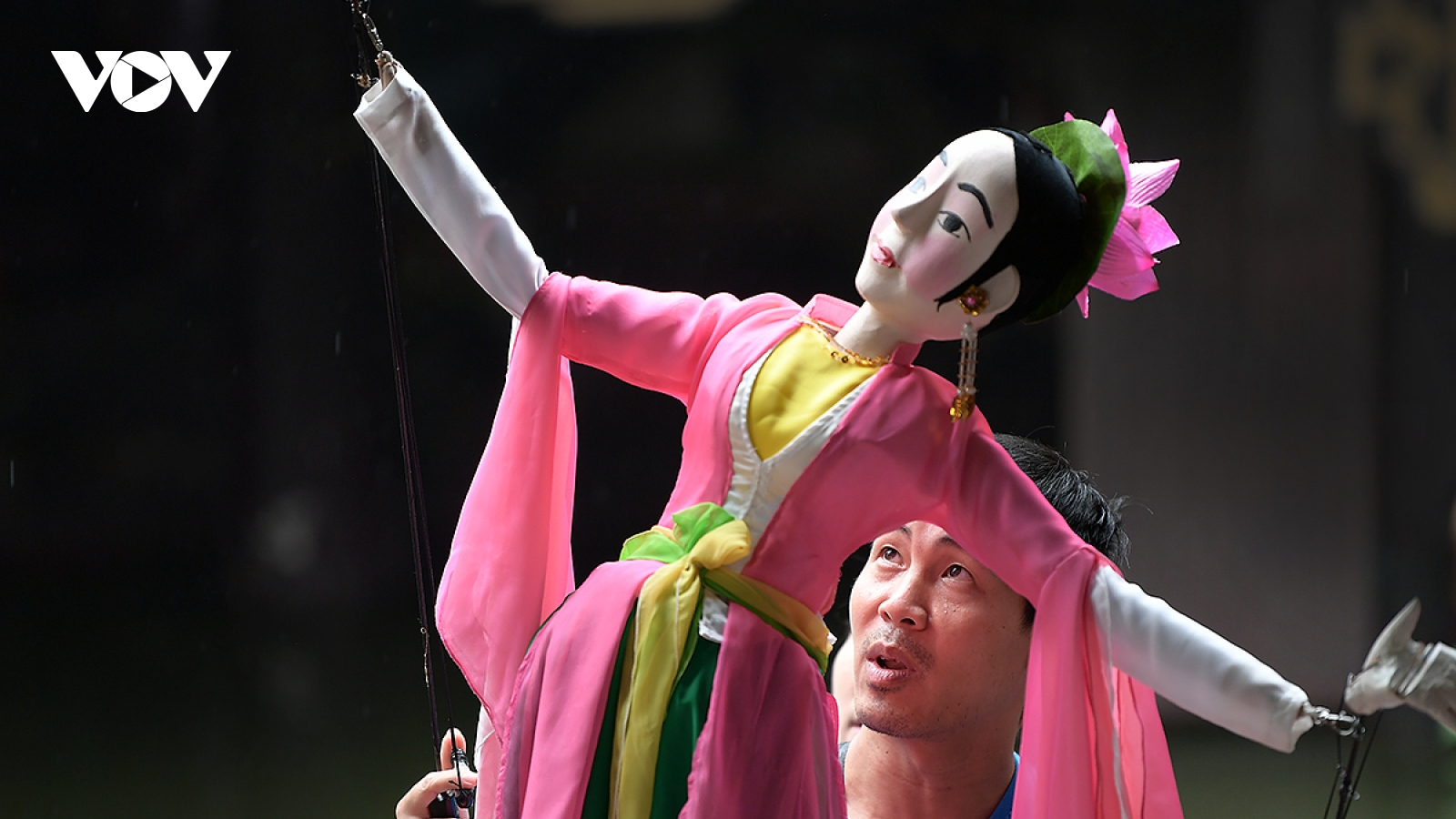 Dầm mưa, ngâm nước lạnh khổ luyện múa rối cạn tại sân khấu thủy đình