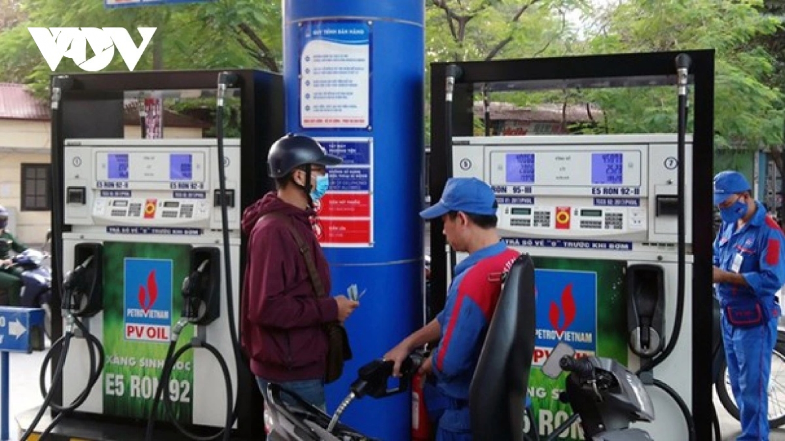 Thủ tướng yêu cầu không để đứt gãy nguồn cung xăng dầu cho sản xuất và tiêu dùng