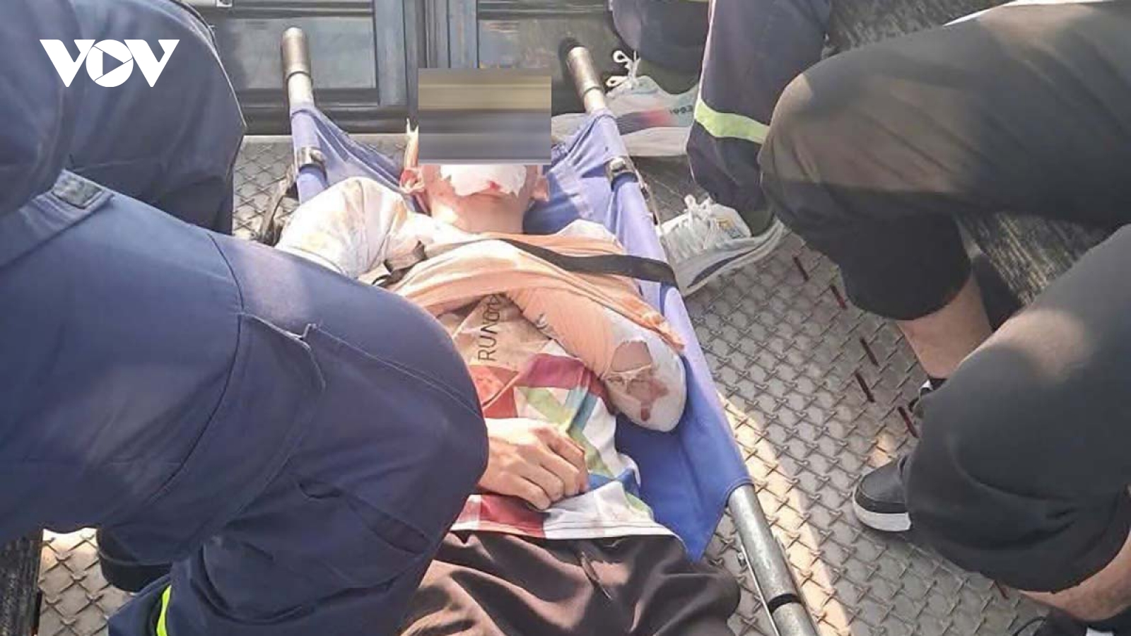 Cứu du khách gãy xương đòn khi leo núi tuyến Cột Điện ở Tây Ninh