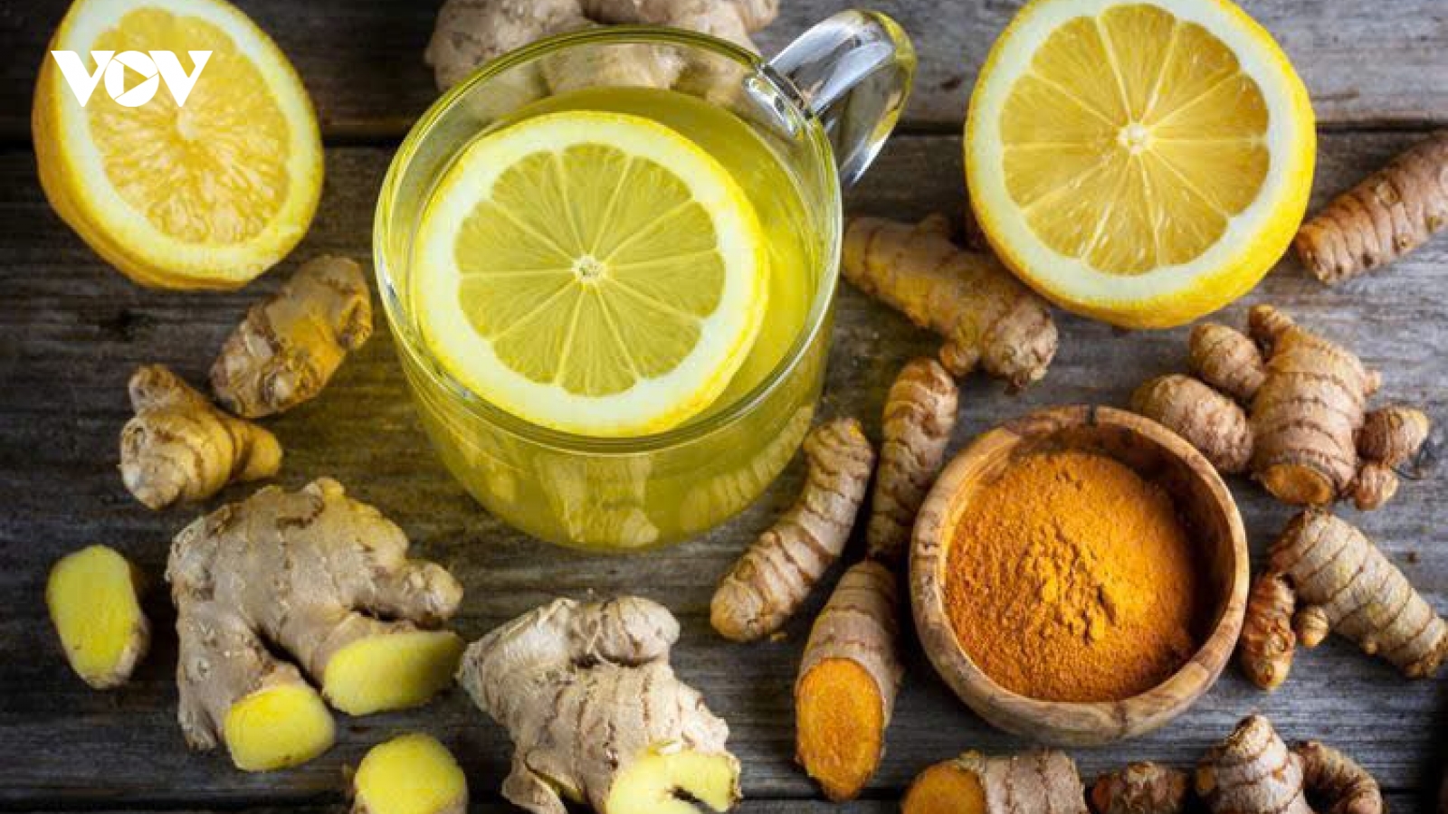 Những người không nên uống nước chanh nghệ buổi sáng