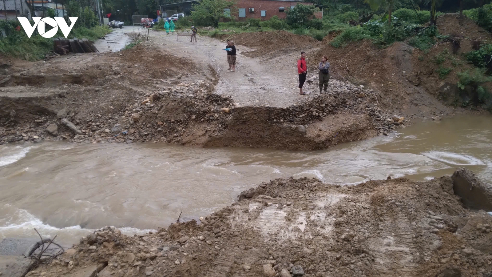 Mưa lũ cuốn trôi cầu tạm ở xã miền núi Trà Liên (TP. Đà Nẵng)