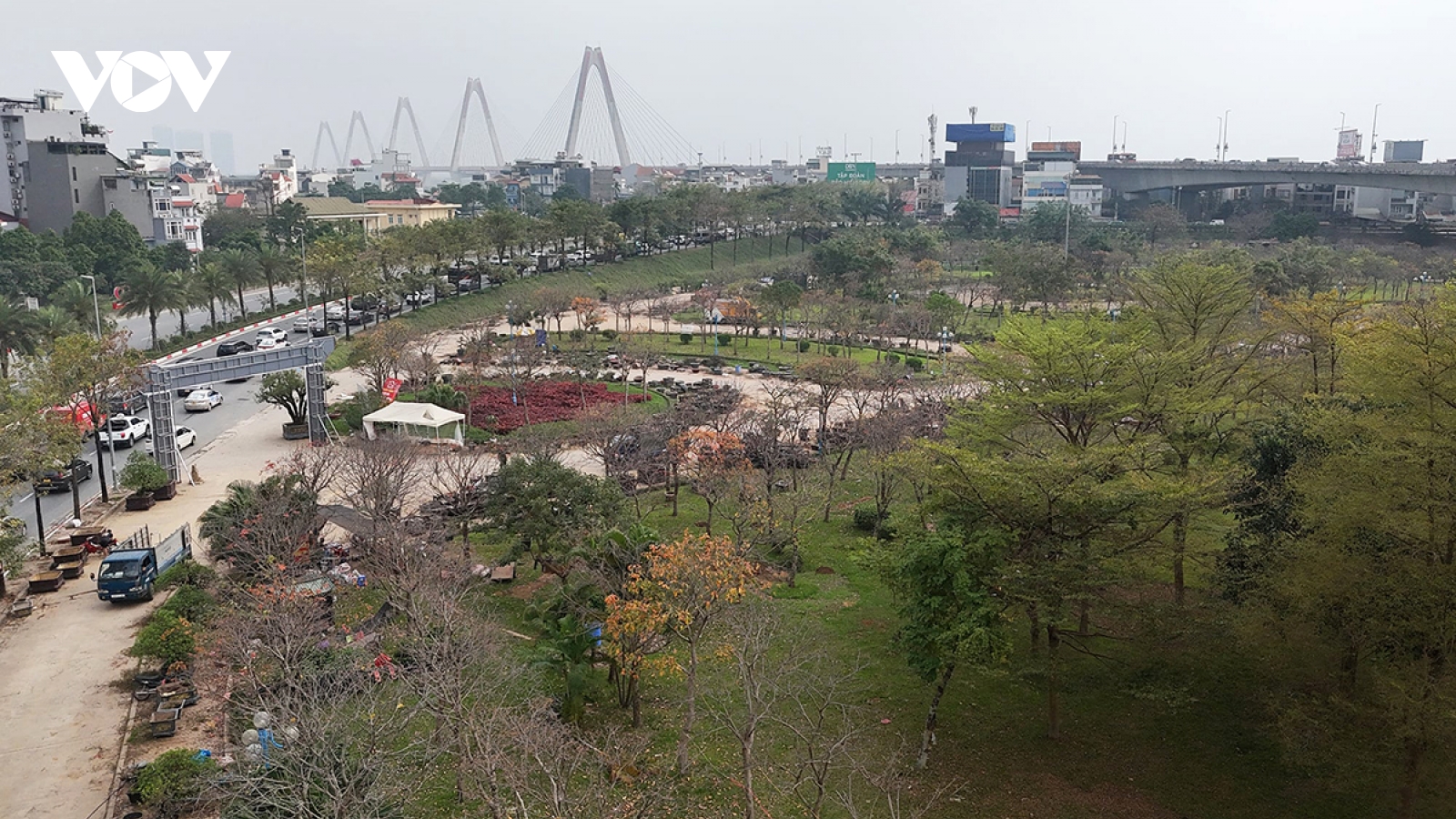 Vườn hoa dưới chân cầu Nhật Tân bị biến thành điểm đỗ xe, tập lái, đốt rác mịt mù