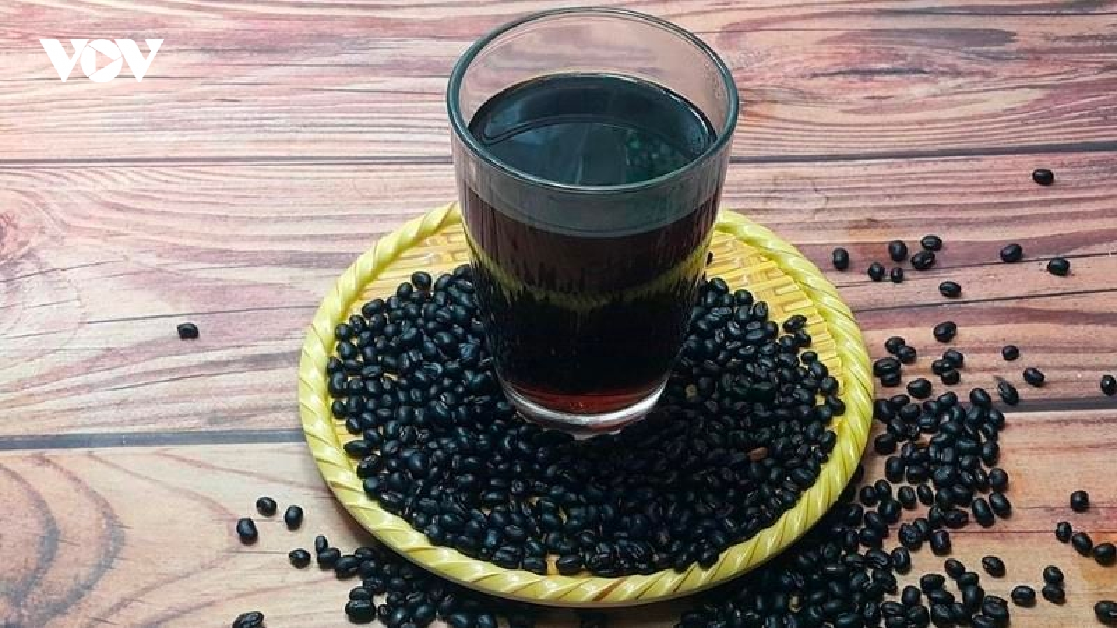 Có nên uống nước đậu đen thay nước lọc?
