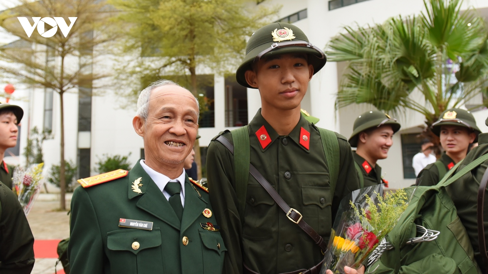 Đại úy 69 tuổi xúc động tiễn cháu nội lên đường nhập ngũ tại Hà Nội