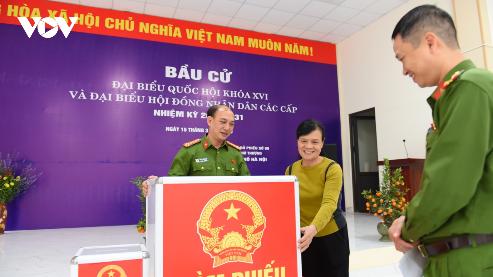 Công an có mặt tại từng điểm bỏ phiếu để đảm bảo an toàn cho Ngày hội bầu cử