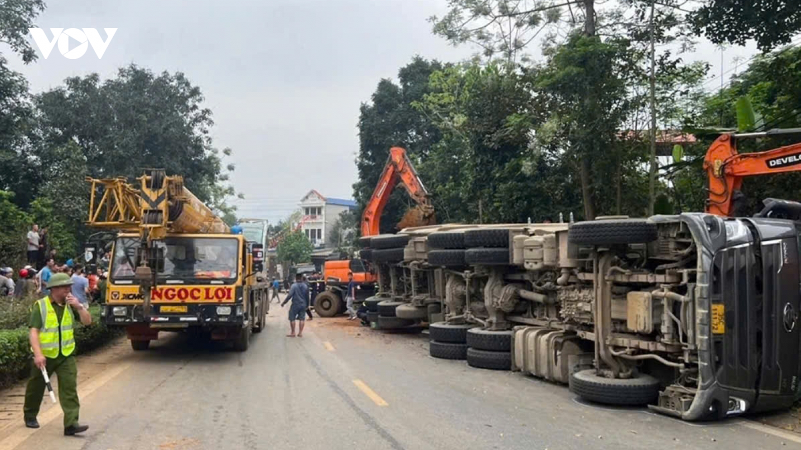 Xe tải chở đất lật đè ô tô con ở xã Lạc Sơn (Phú Thọ), 2 người tử vong