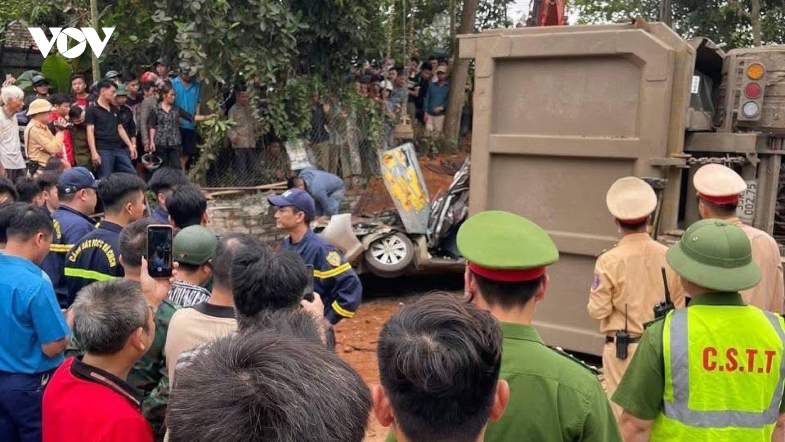 Xe đầu kéo lật đè ô tô, xe máy tại Phú Thọ: Nguyên nhân sơ bộ do đi sai phần đường