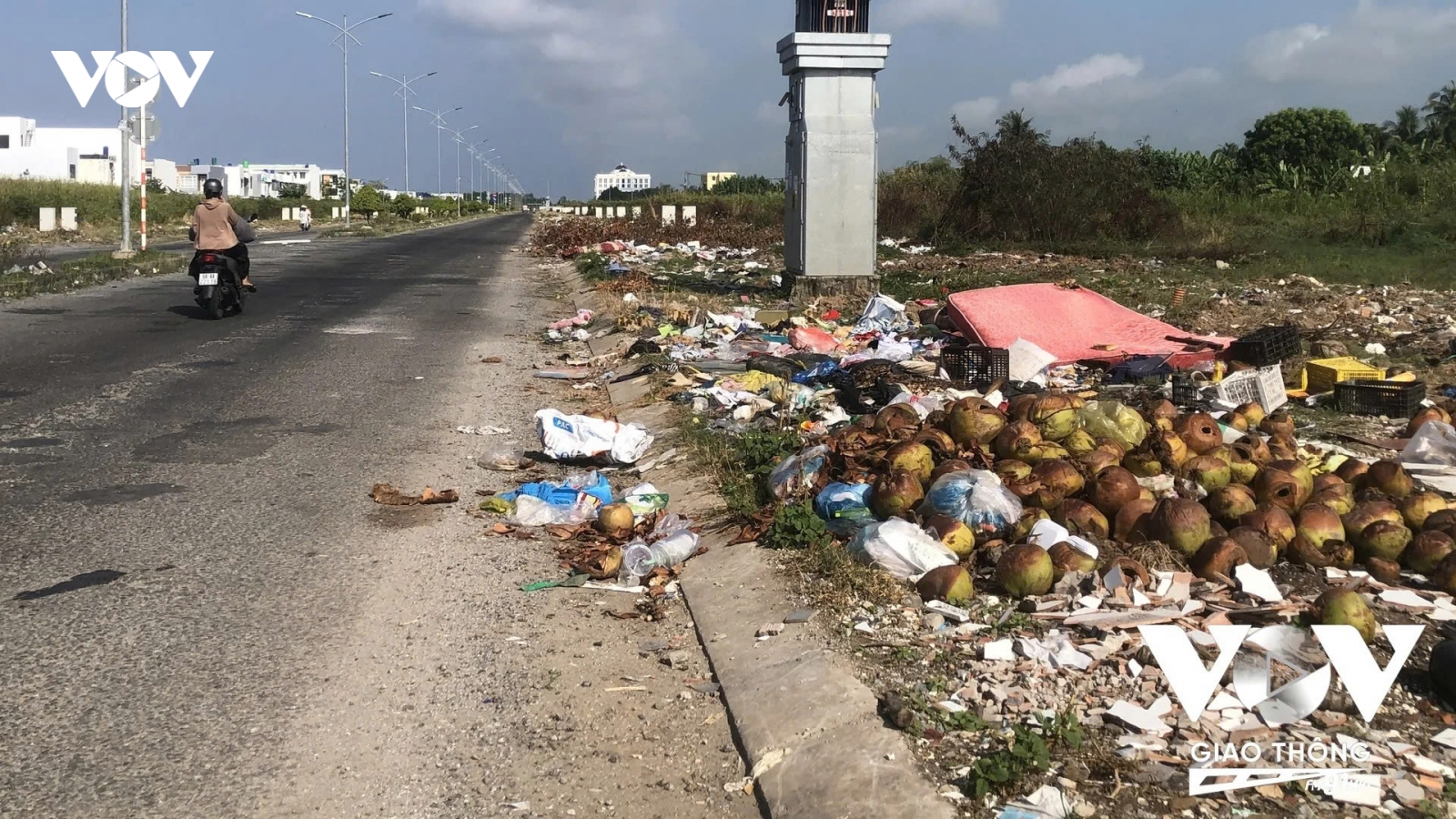 Bất chấp biển cấm, tình trạng “tiện đâu vứt đó” vẫn tái diễn