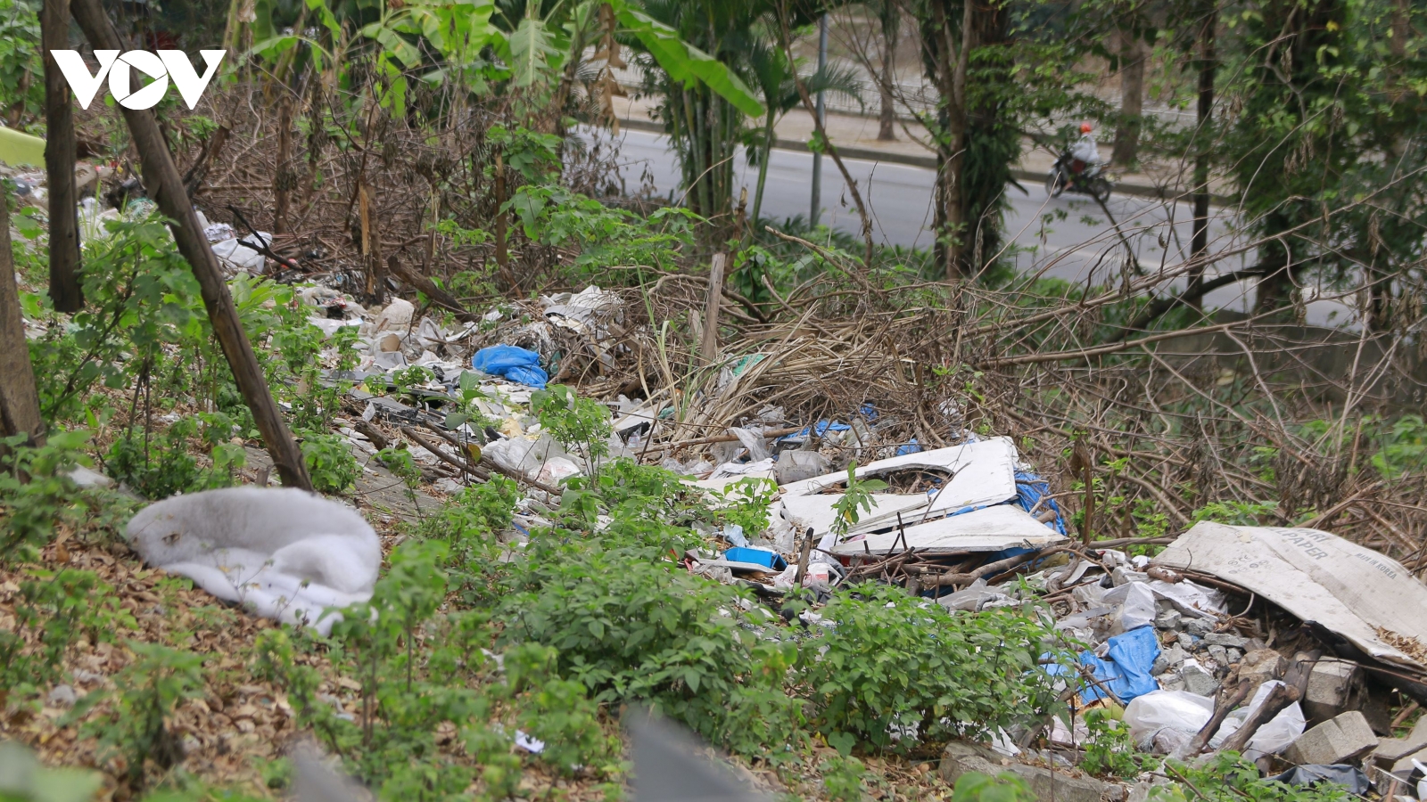 Hà Nội: Rác tràn trên đường vành đai, cầu vượt, nguy cơ gây tai nạn và mất mỹ quan