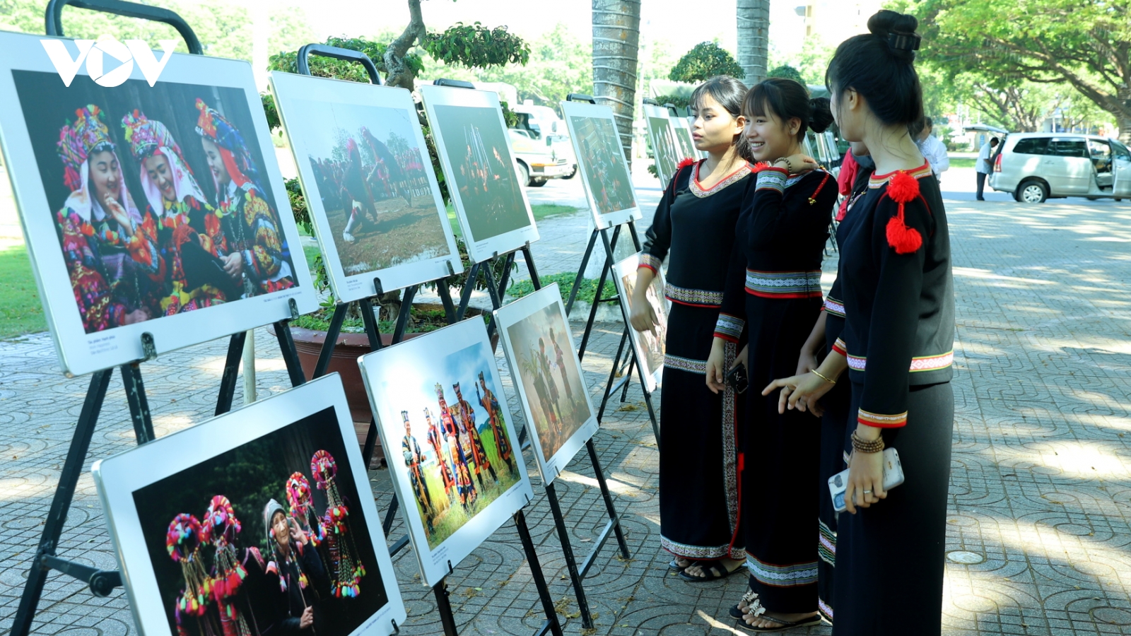 Khai mạc triển lãm ảnh “Sắc màu các dân tộc Việt Nam” tại Đắk Lắk