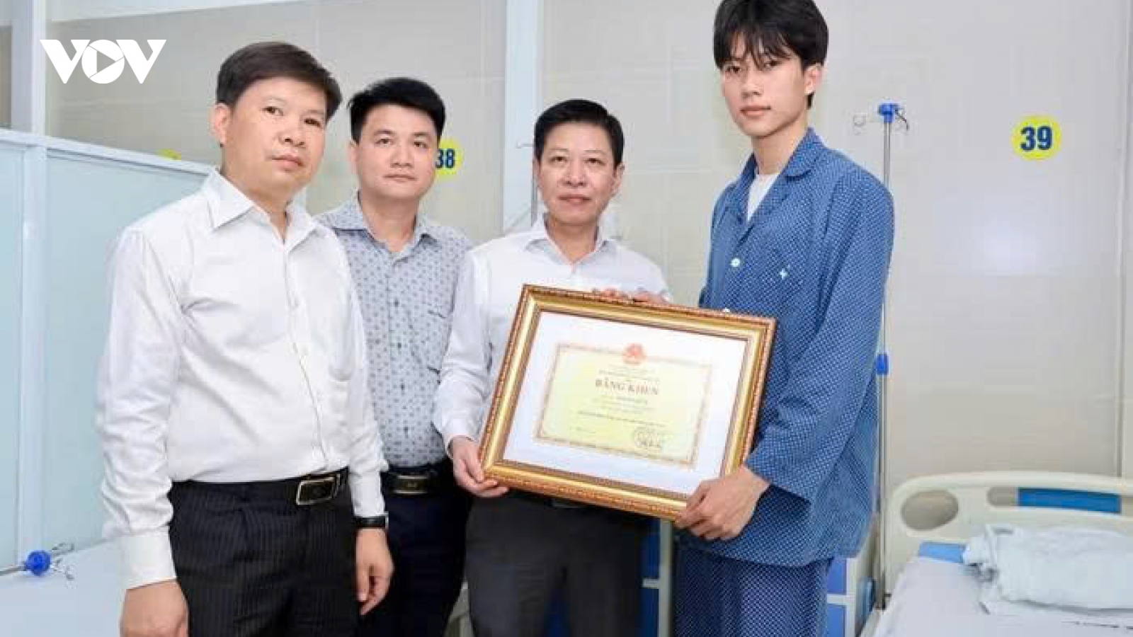 Sinh viên Bách khoa dũng cảm cứu người nhận Bằng khen của Bộ GD&ĐT