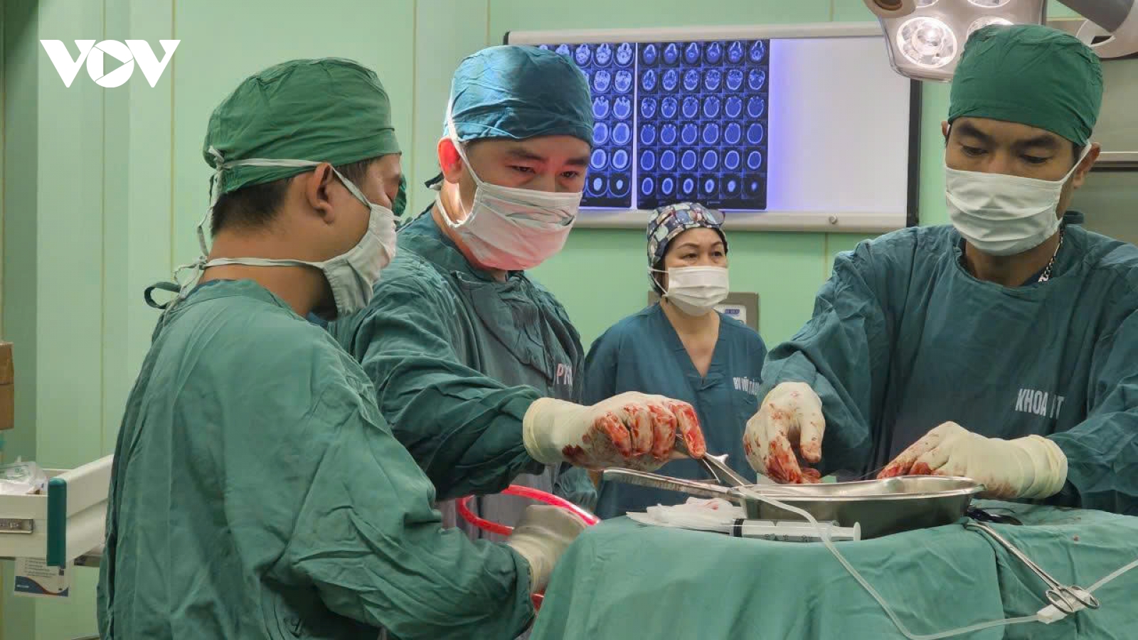 Mổ xuyên đêm giành giật sự sống cho nam thanh niên chấn thương sọ não sau tai nạn