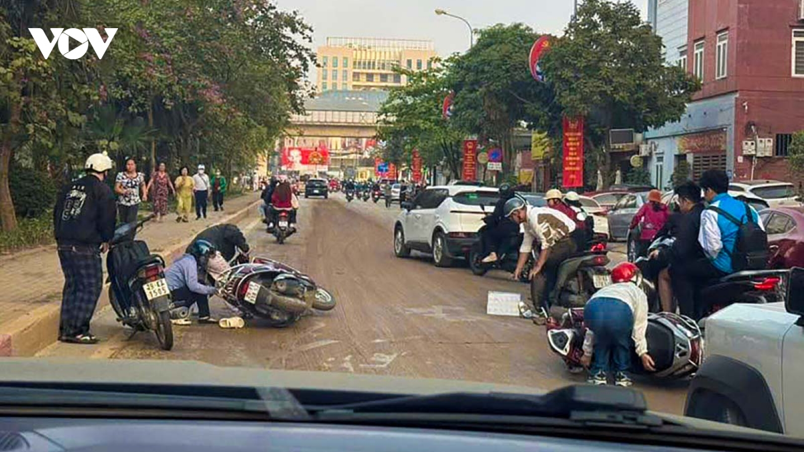 Tìm ra "thủ phạm" khiến hàng loạt người và xe té ngã trên đường phố Hà Nội