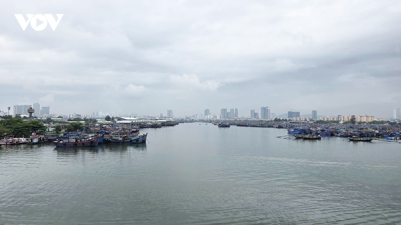 Ngư dân miền Trung tìm giải pháp tiết kiệm xăng dầu, tiếp tục vươn khơi