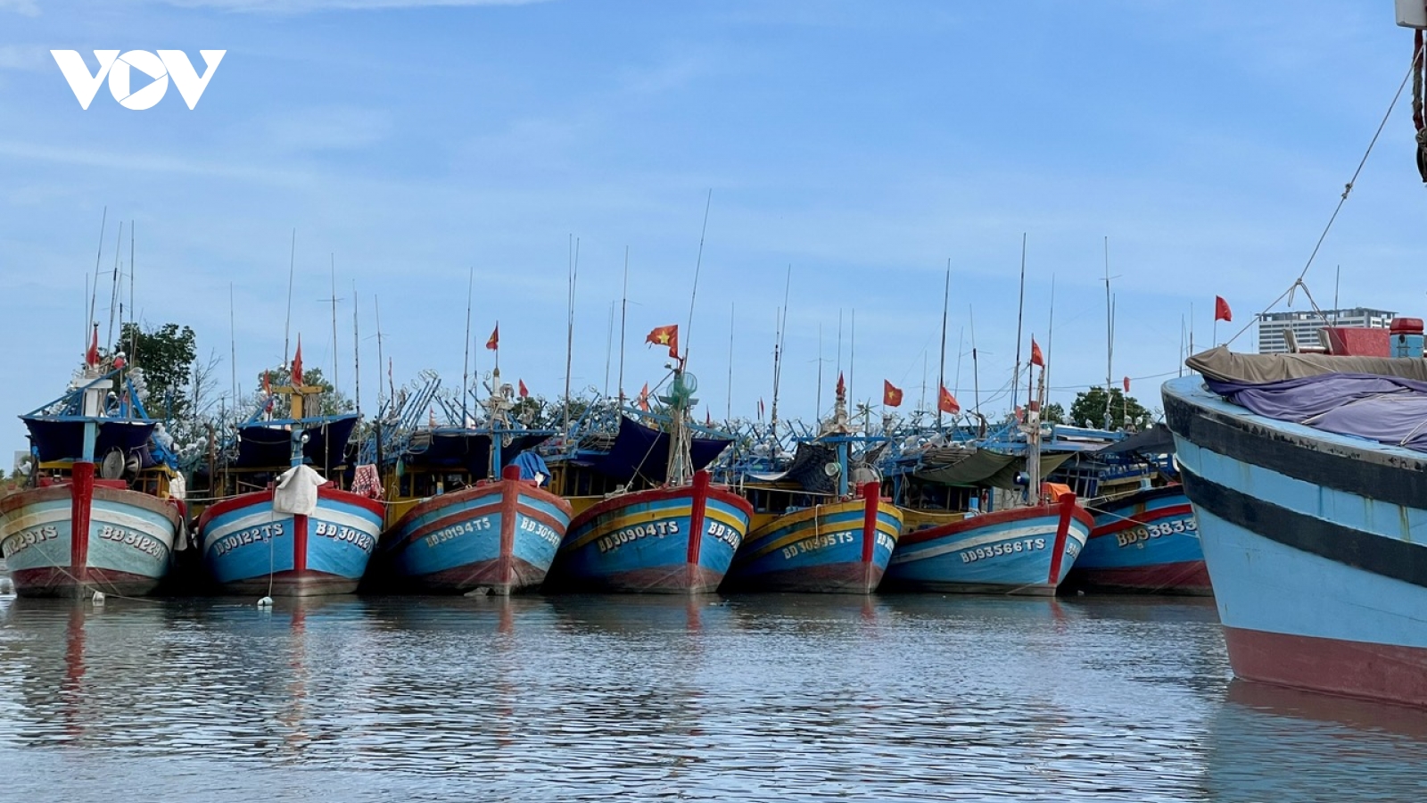 Ngư dân ở TP.HCM lo lắng vì giá dầu tăng cao