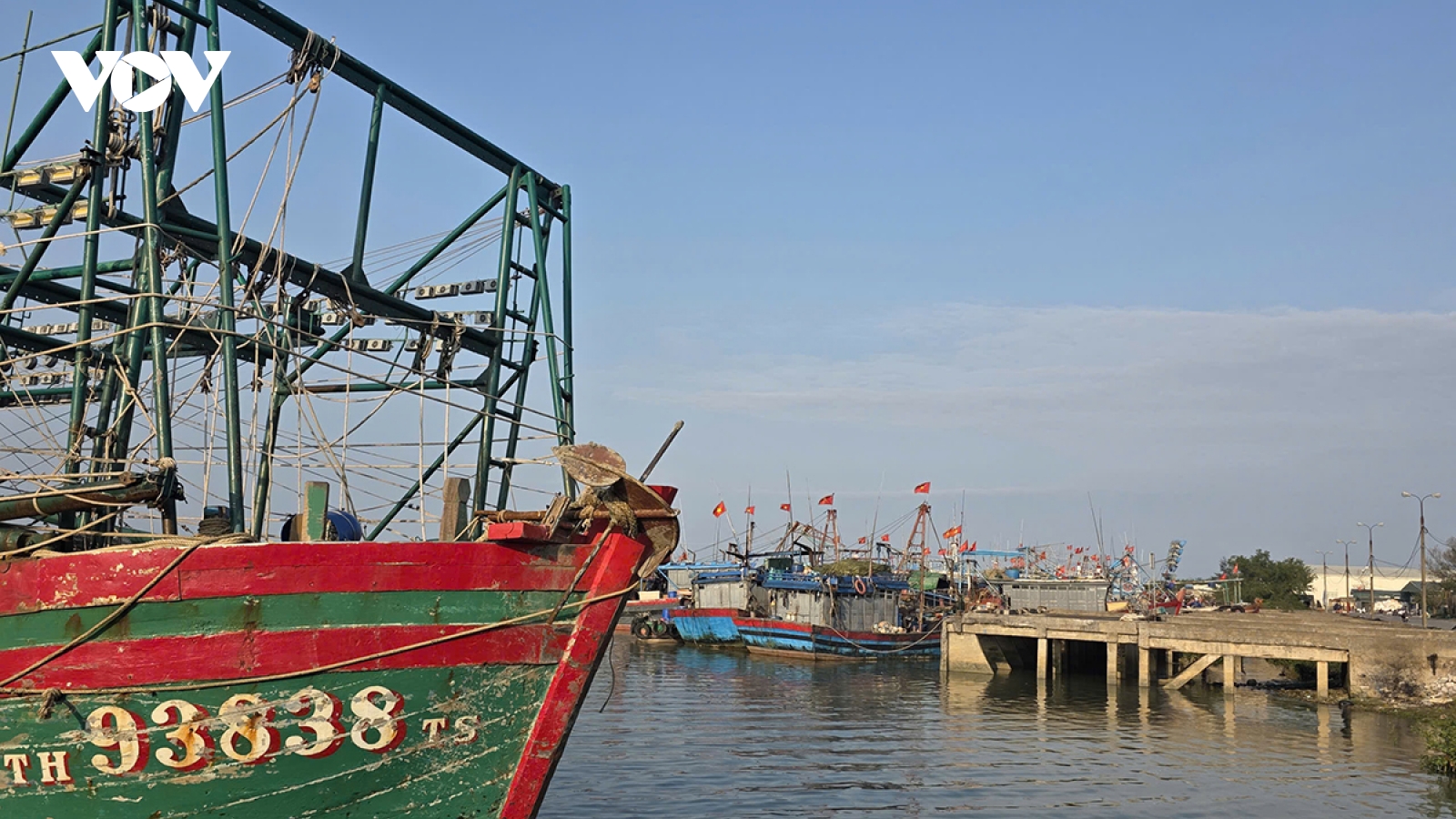 Tàu thuyền ngư dân Thanh Hóa nằm bờ chờ giá dầu ổn định