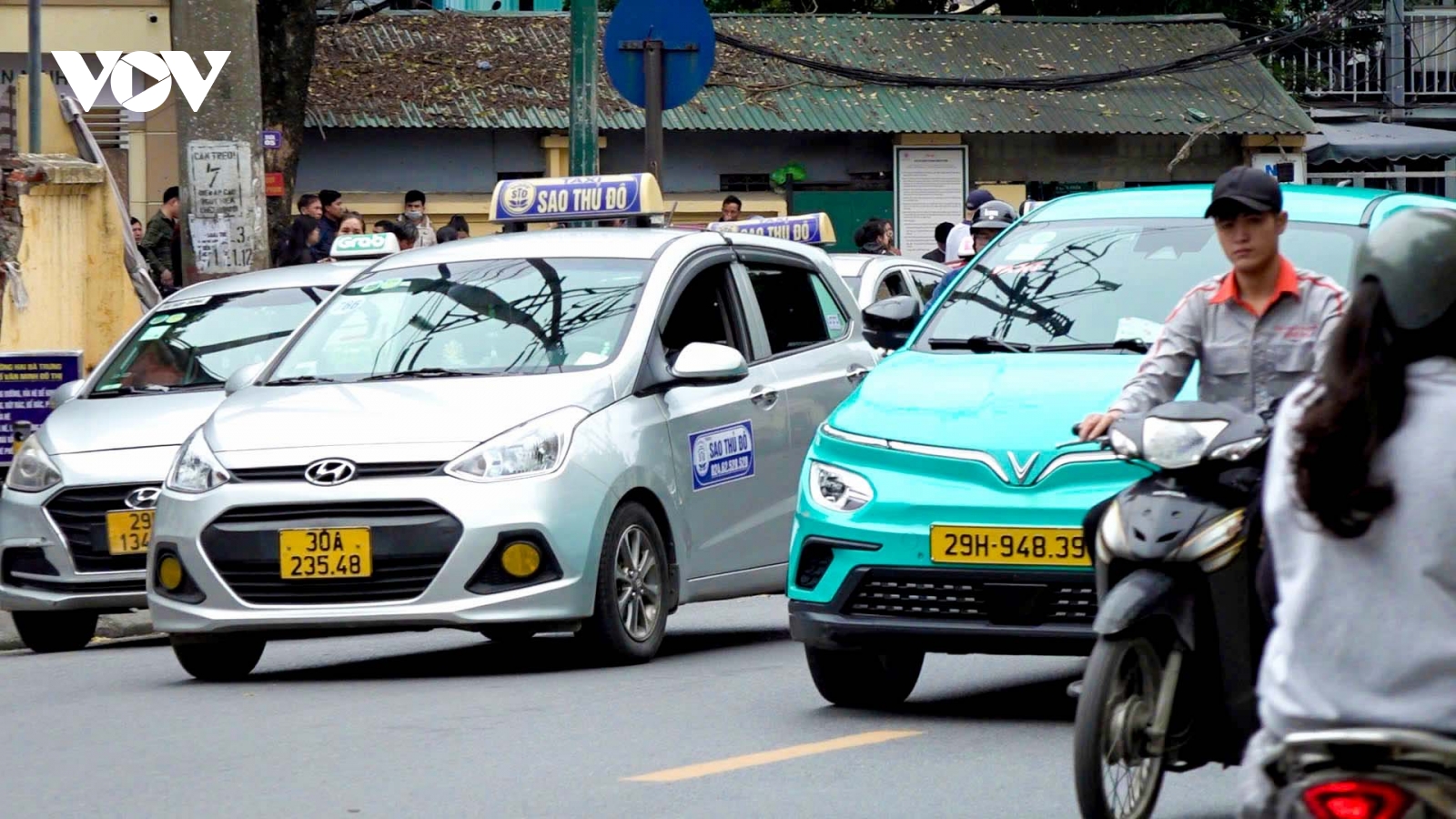 Hà Nội chuyển taxi xăng sang xe điện: Tài xế ủng hộ nhưng còn nhiều trăn trở