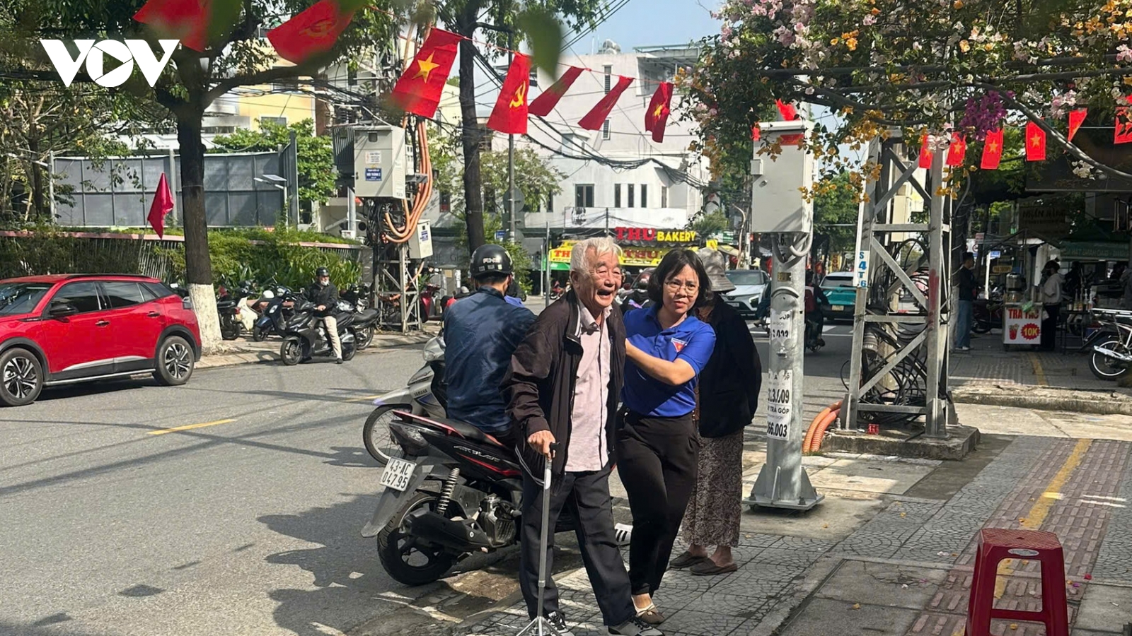 Tình nguyện viên góp phần làm nên thành công ngày bầu cử