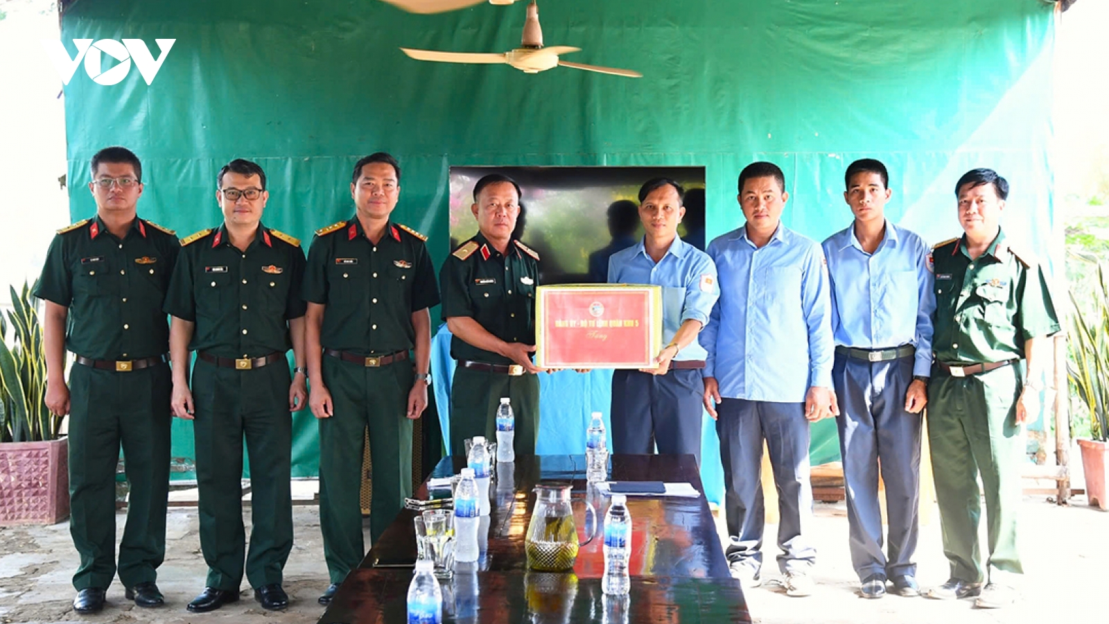 Lãnh đạo Bộ Tư Lệnh QK5 thăm, chúc Tết cổ truyền Chol Chnam Thmey tại Campuchia