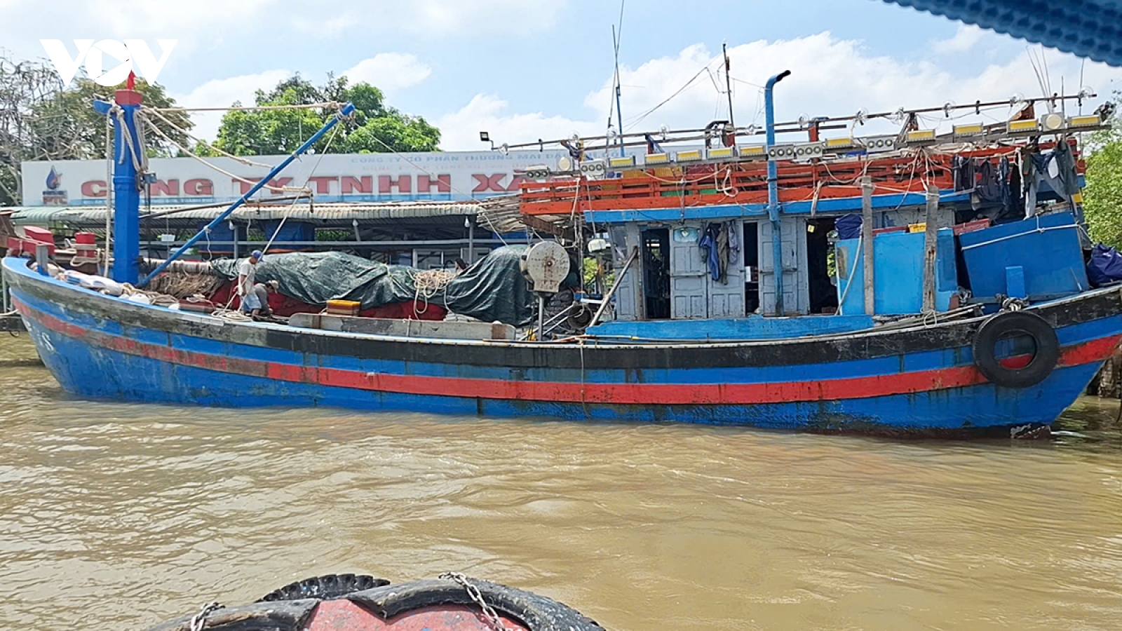 Nhiều tàu cá ở Đồng Tháp vẫn chưa mua đủ dầu để ra khơi